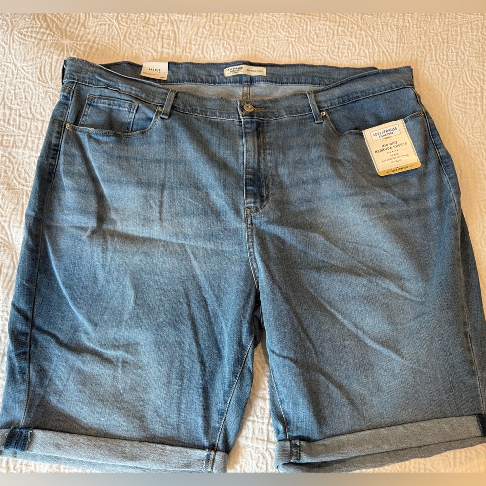 Levis Strauss Levis mid rise denim bermuda shorts 24 NEW